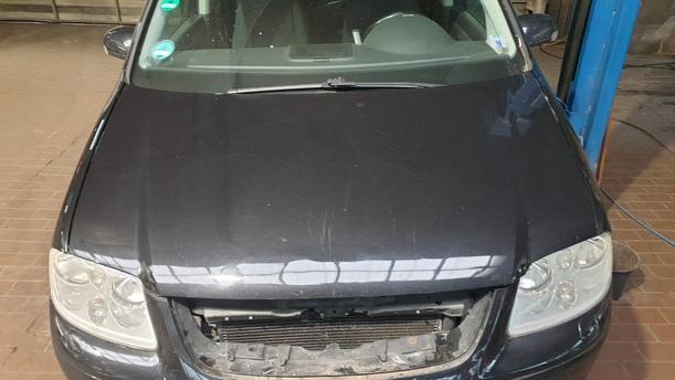 Foto: MOTORHAUBE ( VOR FACELIFT BIS 2005 ) eines VW Touran 2.0 TDI