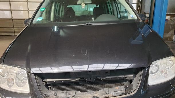 Foto: MOTORHAUBE ( VOR FACELIFT BIS 2005 ) eines VW Touran 2.0 TDI