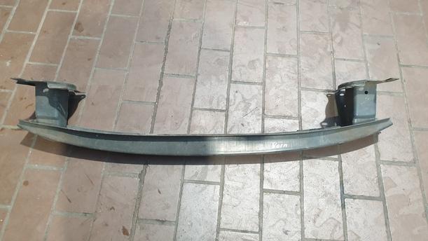 Foto: VERSTÄRKUNG VORN eines VW Touran 2.0 TDI