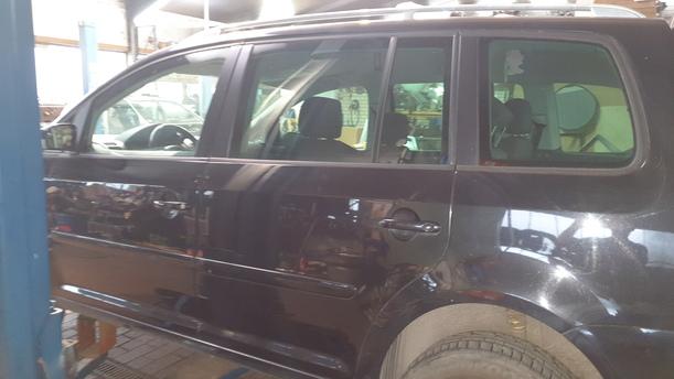 Foto: TÜR HINTEN LINKS eines VW Touran 2.0 TDI
