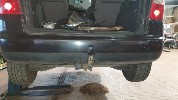 Foto: STOSSFÄNGER/ STOßSTANGE HINTEN eines VW Touran 2.0 TDI