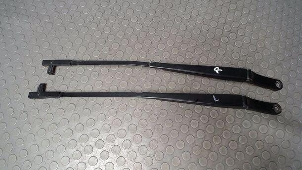 Foto: SCHEIBENWISCHERARME VORN eines VW Touran 2.0 TDI