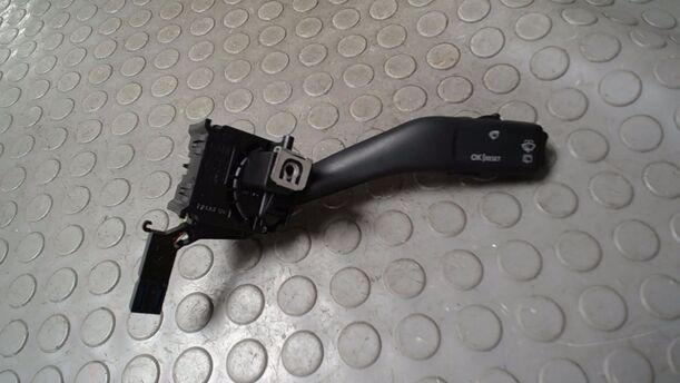 Foto: SCHEIBENWISCHERSCHALTER eines VW Touran 2.0 TDI GL