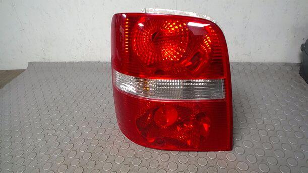 Foto: HECKLEUCHTE/ RÜCKLEUCHTE LINKS ( HELLA ) eines VW Touran 2.0 TDI GL
