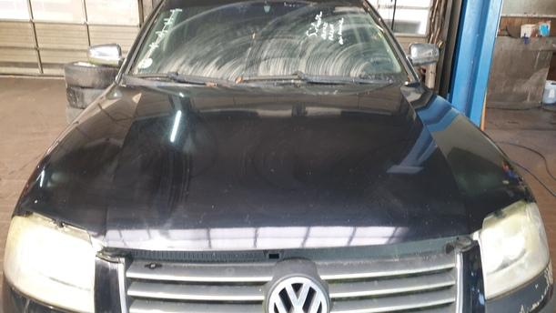 Foto: MOTORHAUBE eines VW Passat Variant 1.9 TDI GL