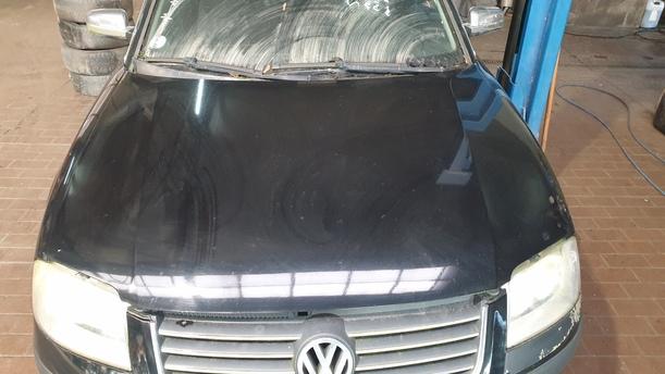 Foto: MOTORHAUBE eines VW Passat Variant 1.9 TDI GL