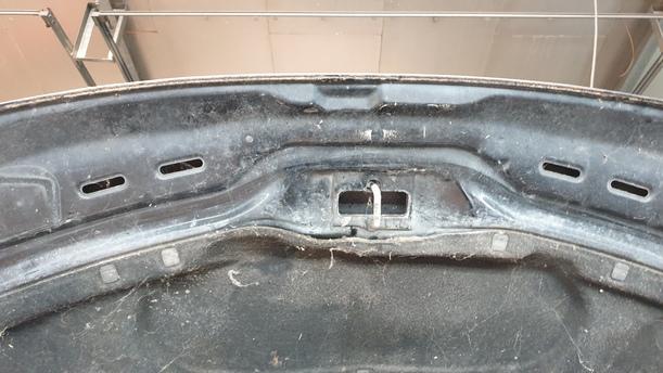 Foto: MOTORHAUBE eines VW Passat Variant 1.9 TDI GL