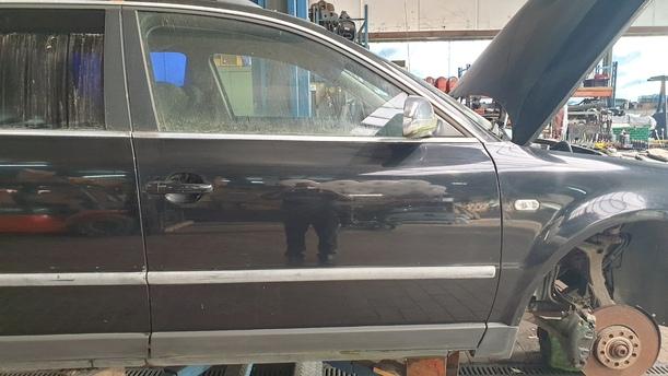 Foto: TÜR VORNE RECHTS eines VW Passat Variant 1.9 TDI GL