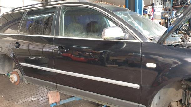 Foto: TÜR VORNE RECHTS eines VW Passat Variant 1.9 TDI GL