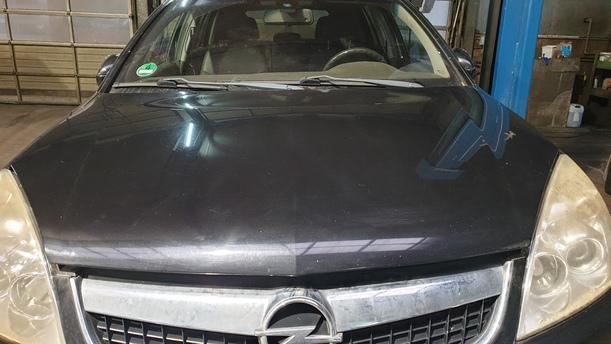 Foto: MOTORHAUBE eines Opel Vectra 1.9 CDTI Caravan