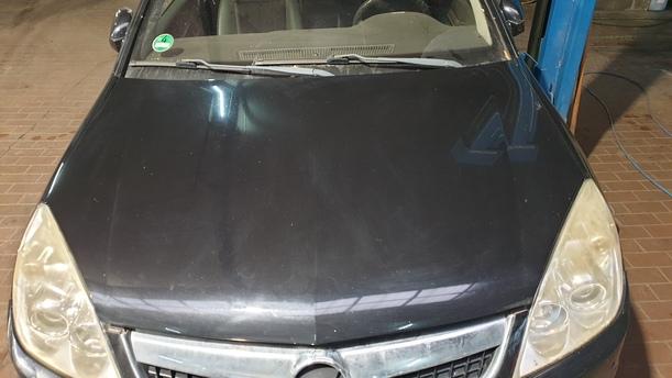 Foto: MOTORHAUBE eines Opel Vectra 1.9 CDTI Caravan