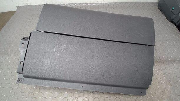 Foto: HANDSCHUHFACH eines VW Touran 2.0 TDI