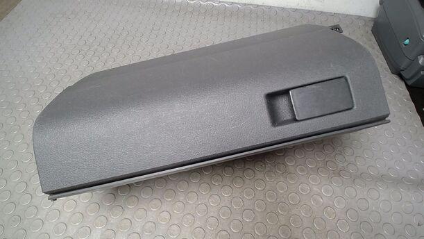 Foto: HANDSCHUHFACH eines VW Touran 2.0 TDI