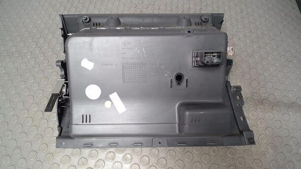Foto: HANDSCHUHFACH eines VW Touran 2.0 TDI