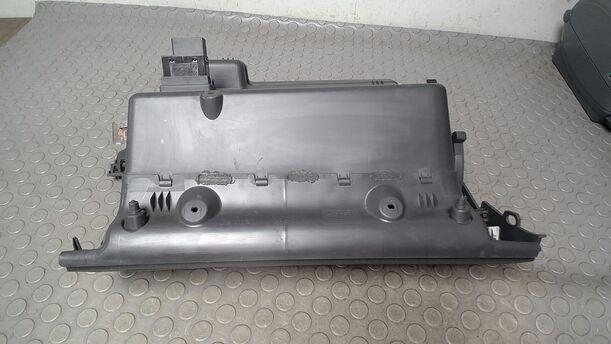 Foto: HANDSCHUHFACH eines VW Touran 2.0 TDI