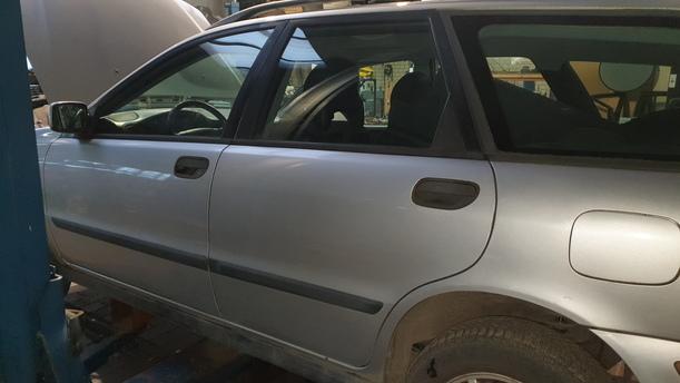 Foto: TÜR HINTEN LINKS eines Volvo V40 1.8