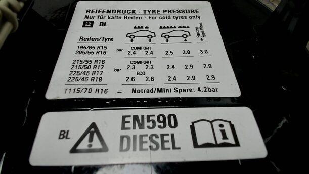 Foto: TANKKLAPPE / TANKDECKEL eines Opel Vectra 1.9 CDTI Caravan