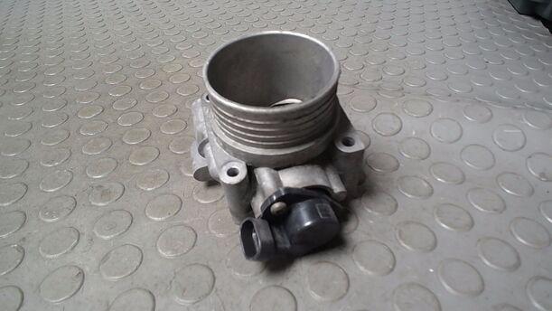 Foto: DROSSELKLAPPENSTUTZEN/ DROSSELKLAPPE ( MECHANISCH ) eines Volvo V40 1.8