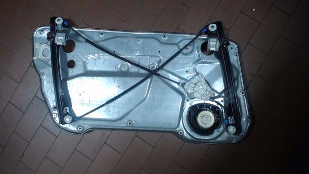 Foto: ELEKTRISCHER FENSTERHEBER VORNE RECHTS ( 2/3 TÜRER ) eines Seat Ibiza 1.2 12V SX