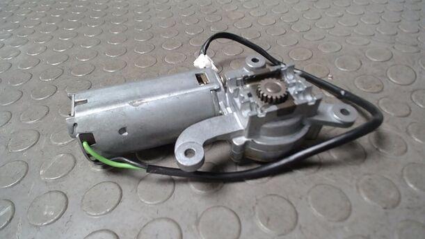 Foto: MOTOR SCHIEBEDACH/ SCHIEBEDACHMOTOR eines Volvo V40 1.8 SX