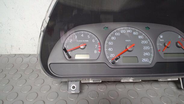 Foto: TACHOEINHEIT/ KOMBIINSTRUMENT eines Volvo V40 1.8 SX