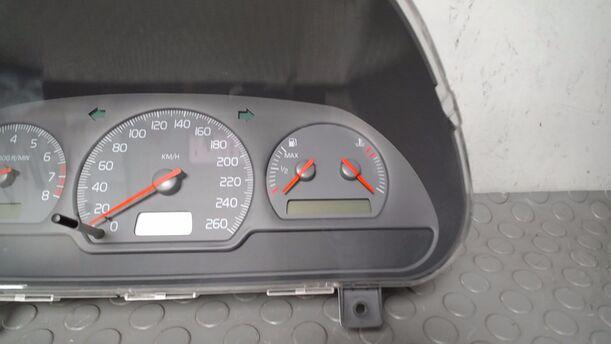 Foto: TACHOEINHEIT/ KOMBIINSTRUMENT eines Volvo V40 1.8 SX