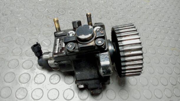 Foto: DIESELEINSPRITZPUMPE / HOCHDRUCKPUMPE eines Opel Vectra 1.9 CDTI Caravan