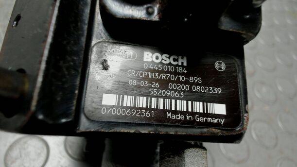 Foto: DIESELEINSPRITZPUMPE / HOCHDRUCKPUMPE eines Opel Vectra 1.9 CDTI Caravan