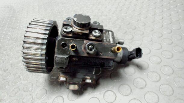 Foto: DIESELEINSPRITZPUMPE / HOCHDRUCKPUMPE eines Opel Vectra 1.9 CDTI Caravan