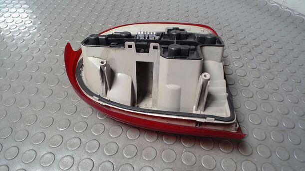 Foto: HECKLEUCHTE/ RÜCKLEUCHTE LINKS ( 2/3 TÜRER ) eines Opel Corsa