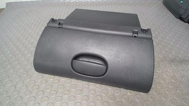 Foto: HANDSCHUHFACH eines Opel Corsa
