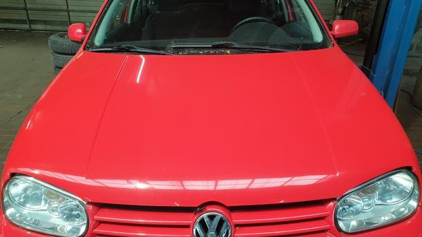 Foto: MOTORHAUBE eines VW Golf 1.6