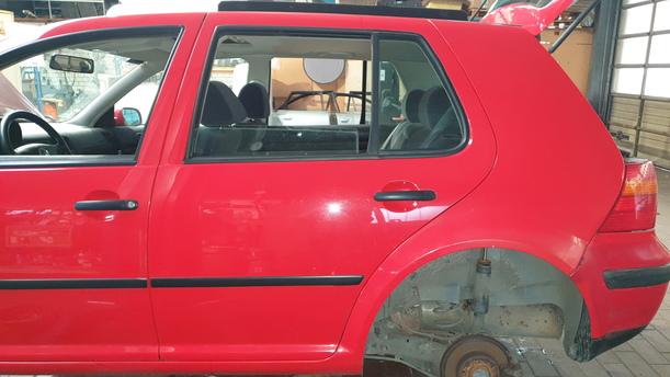 Foto: TÜR HINTEN LINKS eines VW Golf 1.6 GLXi
