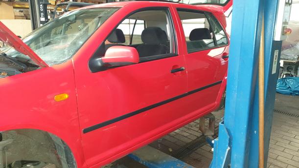 Foto: TÜR VORN LINKS ( 4/5 TÜRER ) eines VW Golf 1.6 GLXi