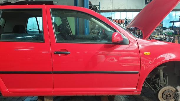 Foto: TÜR VORN RECHTS ( 4/5 TÜRER ) eines VW Golf 1.6 GLXi