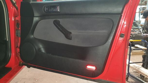 Foto: TÜR VORN RECHTS ( 4/5 TÜRER ) eines VW Golf 1.6 GLXi