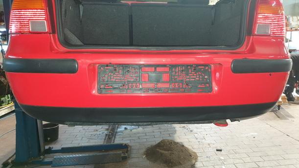 Foto: STOSSFÄNGER/ STOßSTANGE HINTEN ( LIMOUSINE ) eines VW Golf 1.6 GLXi