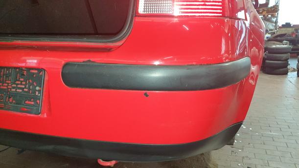 Foto: STOSSFÄNGER/ STOßSTANGE HINTEN ( LIMOUSINE ) eines VW Golf 1.6 GLXi