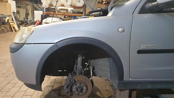 Foto: KOTFLÜGEL LINKS eines Opel Corsa 1.2 16V GLXi