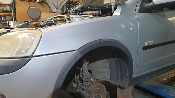 Foto: KOTFLÜGEL LINKS eines Opel Corsa 1.2 16V GLXi