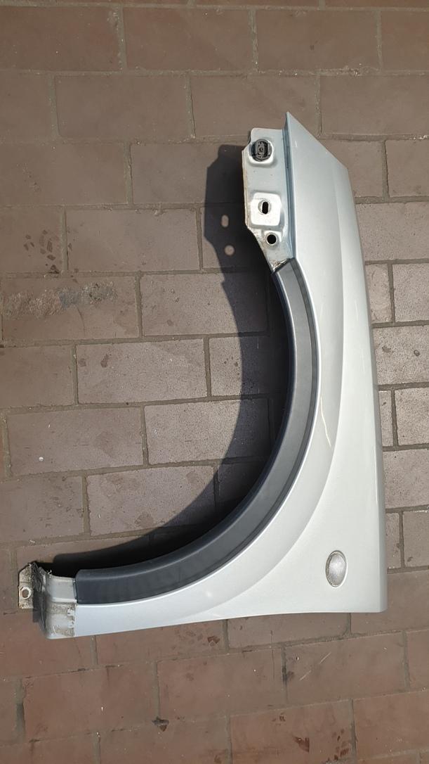 Foto: KOTFLÜGEL LINKS eines Opel Corsa 1.2 16V GLXi