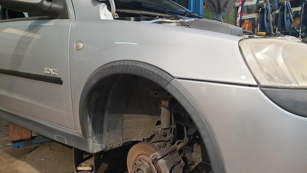 Foto: KOTFLÜGEL RECHTS eines Opel Corsa 1.2 16V GLXi