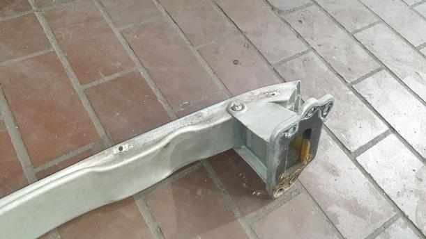 Foto: VERSTÄRKUNG VORNE eines Opel Corsa 1.2 16V GLXi