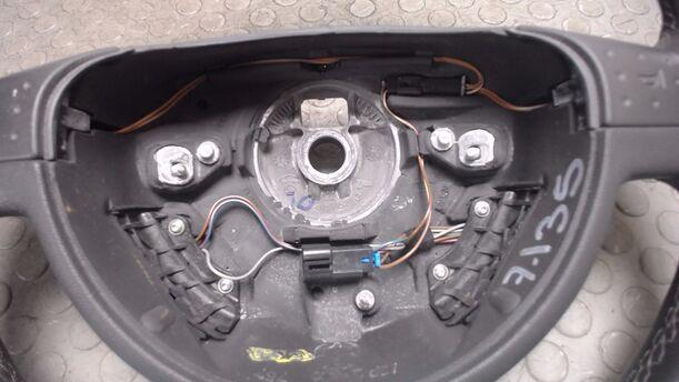Foto: LEDERLENKRAD (OHNE AIRBAG) eines Opel Corsa 1.2 16V GLXi