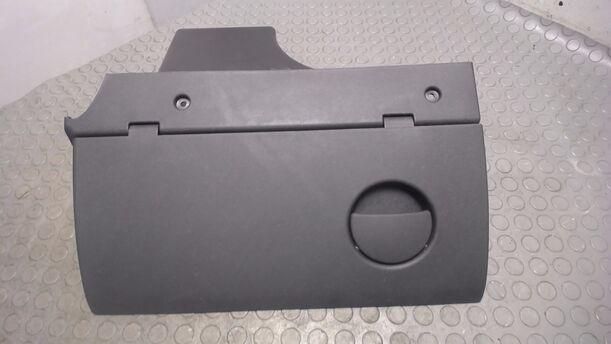 Foto: HANDSCHUFACH eines Opel Corsa 1.2 16V GLXi