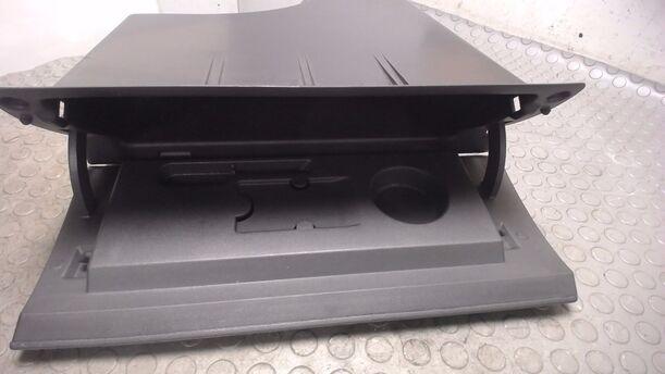 Foto: HANDSCHUFACH eines Opel Corsa 1.2 16V GLXi