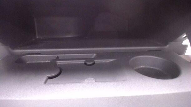 Foto: HANDSCHUFACH eines Opel Corsa 1.2 16V GLXi