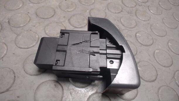 Foto: WARNBLINKSCHALTER eines Opel Corsa 1.2 16V GLXi