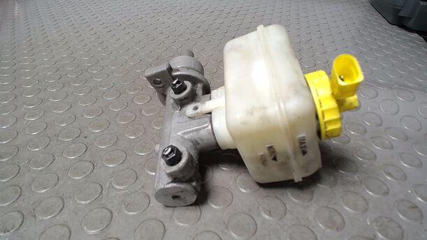 Foto: HAUPTBTREMSZYLINDER eines VW Golf 1.6 Attraction