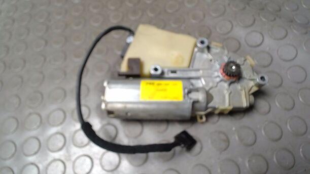 Foto: SCHIEBEDACHMOTOR/ MOTOR SCHIEBEDACH eines VW Golf 1.6 Attraction